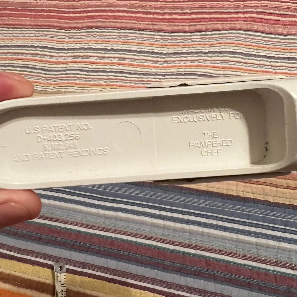 The Pampered Chef Help Whip Cancer Adjustable Measuring Spoon White Pink